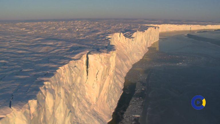 Асар том мөсөн уул хагарч, антарктид тивээс тусгаарлагджээ