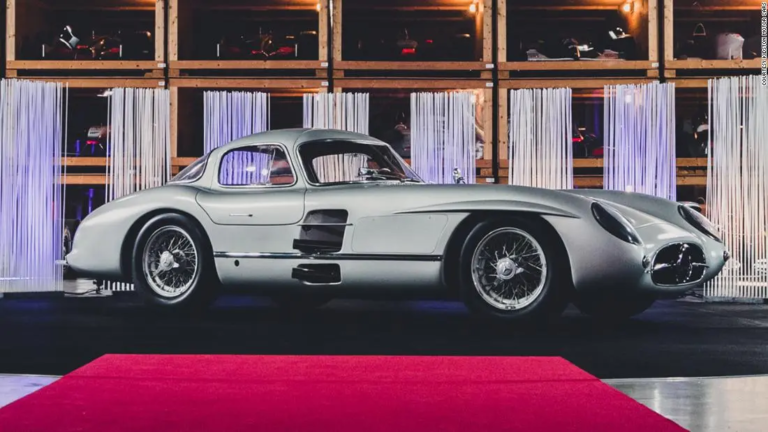 1955 оны “Mercedes-Benz” 142 сая ам.доллароор зарагджээ