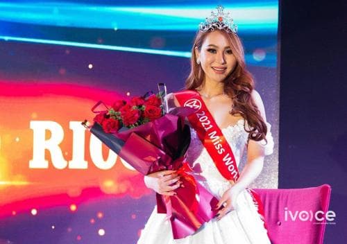 "The HU" хамтлагийнхан мисс А.Бөртэ-Үжинд цор ганц цомгоо бэлэглэжээ