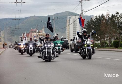 “Талын салхи” мото фестивальд оролцогчид парад жагсан Сүхбаатарын талбайд ирлээ