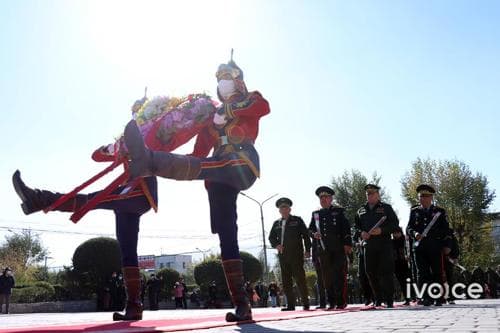 "Сэлэнгэ-2021" хээрийн сургуулийн дайчид Г.К.Жуковын хөшөөнд хүндэтгэл үзүүлэв