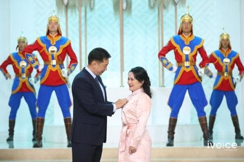 Монгол Улсын Ерөнхийлөгч У.Хүрэлсүх ээжүүдэд Алдарт эхийн одон гардуулж баяр хүргэв