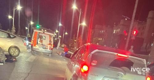 ТОДРУУЛГА: Зорчигч тээвэрлэж явсан мотициклын жолооч хоёр иргэнийг мөргөж, дөрвүүлээ гэмтжээ