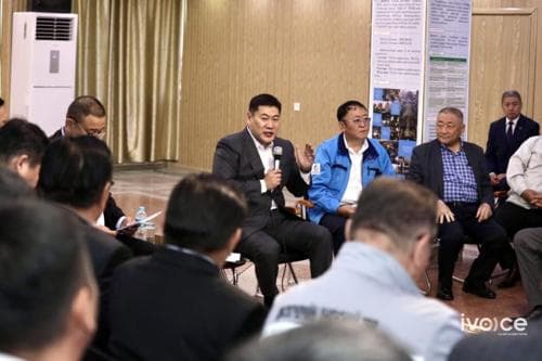 Ерөнхий сайд Л.Оюун-Эрдэнэ эрчим хүчний салбарынхантай уулзаж байна