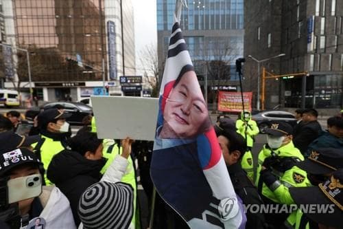 БНСУ:Юн Сог Ёлд холбогдох шүүх хурал эхэллээ