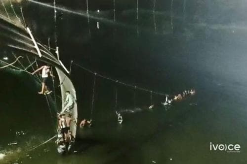 BBC: Энэтхэгт гүүр нурж, 78 хүн нас баржээ