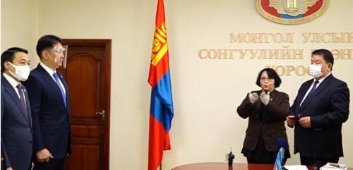 Ерөнхийлөгчийн Сонгуульд нэр дэвшигчдэд үнэмлэх гардуулж байна