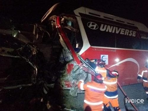 СЭРЭМЖЛҮҮЛЭГ: Ачааны автомашин автобустай мөргөлдсөн осол гарлаа