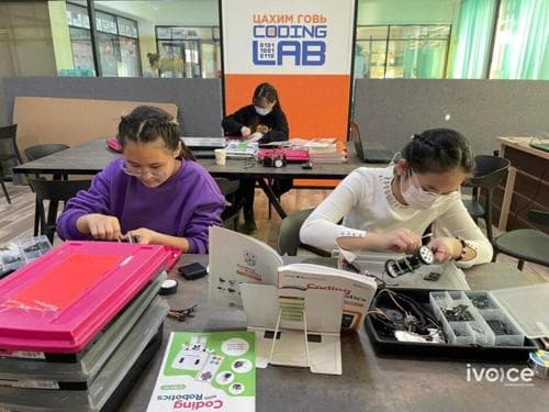 Өмнөговьд дунд сургуулийн охид робот угсарч, код бичиж байна