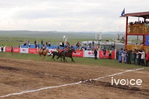 ШҮДЛЭН: Ховд аймгийн Мянгад сумын манлай уяач З.Мэндсайханы шарга үрээ түрүүллээ
