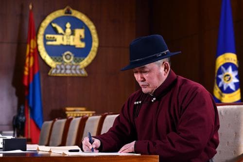 Экс ерөнхийлөгч сүүлийн 15 жил өөрөө удирдаж буй ТББ-аа “Улсын баатар цол”-оор шагнажээ