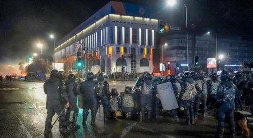 Казахстанаас хөөгдөх Монгол оюутнуудыг сургууль нь хамгаалж авч үлджээ