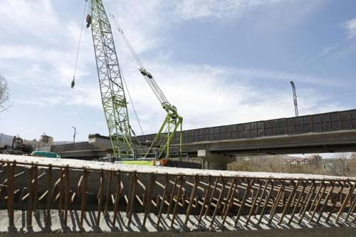 Зайсангийн зүүн гүүрийг шинэчилж байна