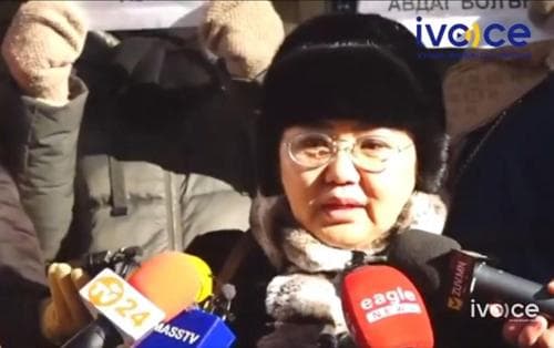 ӨЭМТ-ийн ажилтнууд гүйцэтгэлийн санхүүжилтээ авахыг шаардаж ЭМЯ-ны үүдэнд жагсаж байна