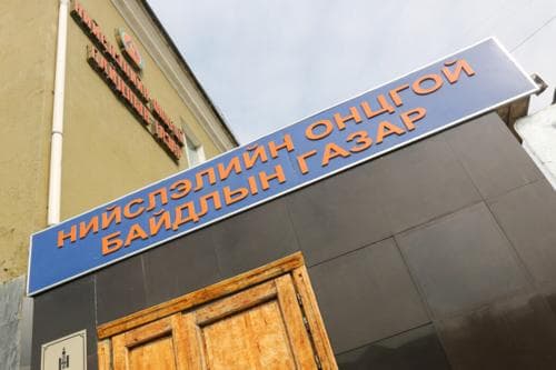 Автомашинтайгаа цасанд суусан иргэдийг 9 цагийн дараа гаргажээ