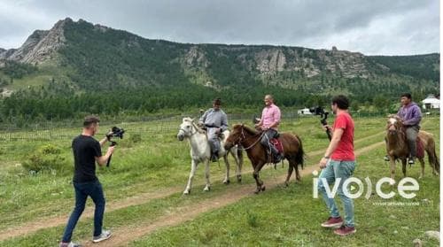 CNN телевизийн олон улсын бизнесийн сэтгүүлч, хөтлөгч Ричард Квест Монголоос мэдээлж байна