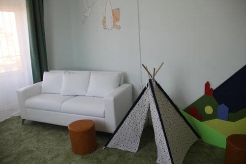 Ажил хаялтын хугацаанд эцэг, эхийн нэгийг нь цахимаар ажиллуулахыг уриаллаа