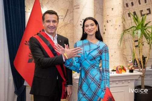 Албани улс Британийн поп од Дуа Липаг иргэнээ болгожээ