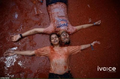 Испанийн улаан лоолиор байлддаг фестиваль 2 жилийн дараа эргэн ирлээ