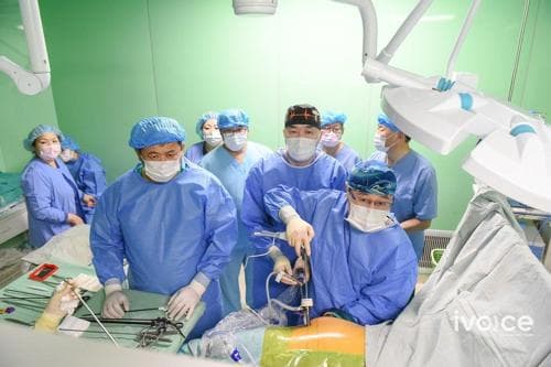 Улсын Нэгдүгээр Төв эмнэлэг “БӨӨР ШИЛЖҮҮЛЭН СУУЛГАХ 300“ дахь мэс заслыг амжилттай хийлээ