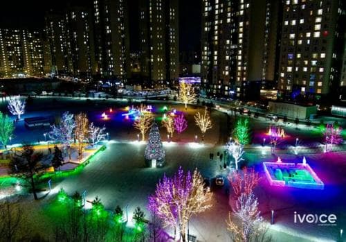 Төв цэнгэлдэх хүрээлэнгийн дэргэд мөсөн хотхон байгуулж байна