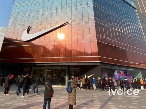 NIke Компани вакцинд хамрагдаагүй ажилчдаа халах шийдвэр гаргажээ