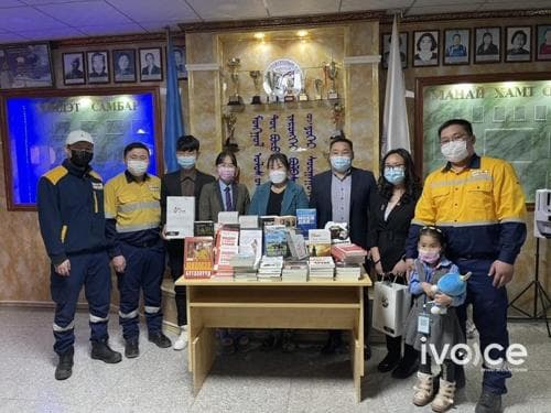 "Эрдэнэс Тавантолгой" ХК Цогтцэций сусын сургуульд ном хандивлалаа