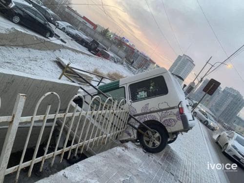 Үерийн хамгаалалтын хашлага мөргөж, автомашинтайгаа суваг руу унаж осолдсон хэрэг гарчээ