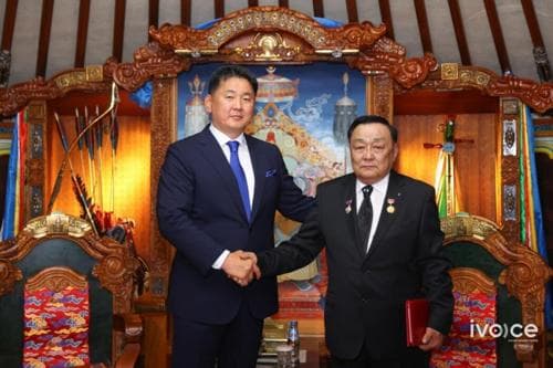 Монгол Улсын Ерөнхийлөгч У.Хүрэлсүх шилдэг бүтээлүүдэд Төрийн шагнал хүртээв