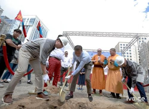 Нийслэлийн удирдлагууд газрын асуудлыг шийдэж, 640 хүүхдийн суудалтай сургуулийн шав тавилаа