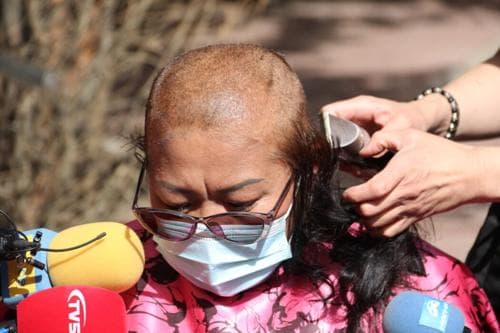 ЕБС-ын 12-р сургуулийн сэтгэлзүйч М.Болорцэцэг сургуулийн хүчирхийллийг эсэргүүцэж үсээ хуслаа