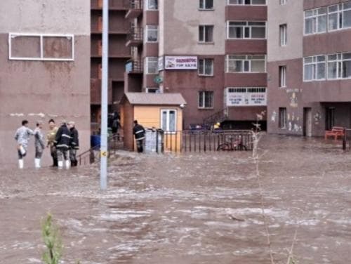 Үерт өртсөн барилгуудын хаяавч бетон хагарч, суулт өгсөн байжээ
