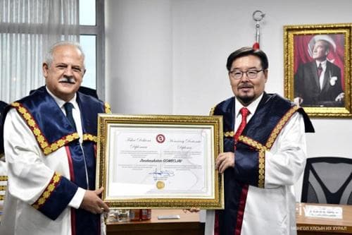 Улсын Их Хурлын дарга Г.Занданшатарт “Хүндэт доктор&quot; цол олголоо