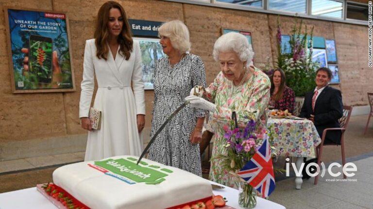 Хатан Хаан Элизабет төрсөн өдрийн бялууг хутгаар бус сэлмээр зүсэхийг хүсжээ