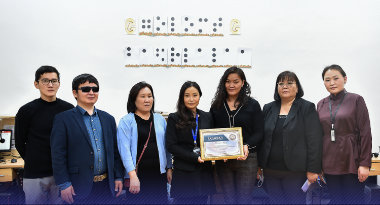 Монгол хэлтэй анхны цахим брайл төхөөрөмжийг 116-р сургуульд Голомт банкнаас хандивлалаа