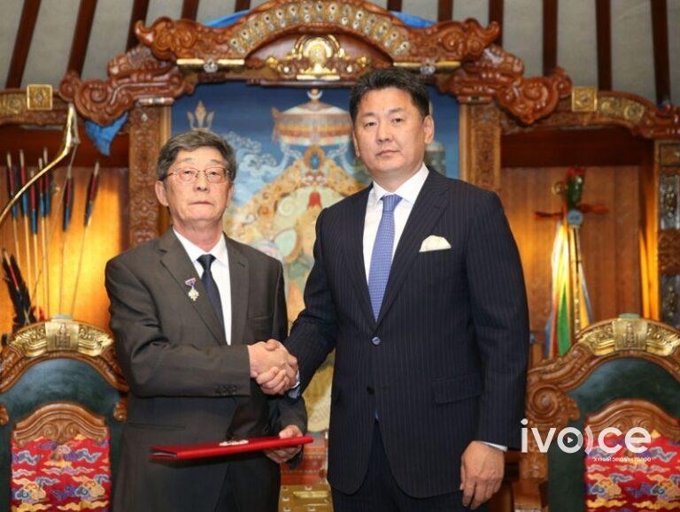Монгол улсын Ерөнхийлөгч төрийн шагнал хүртээлээ