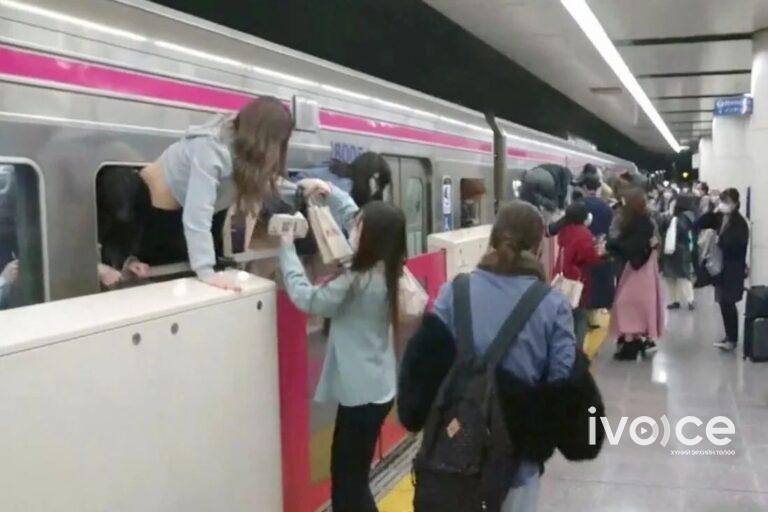 Жокерын хувцастай этгээд Токиогийн метронд халдлага үйлдэж, 17 хүн шархдуулжээ