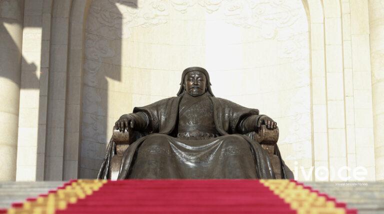 Их эзэн Чингис хааны хөшөөнд хүндэтгэл илэрхийлэв