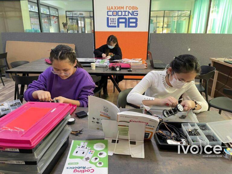 Өмнөговьд дунд сургуулийн охид робот угсарч, код бичиж байна