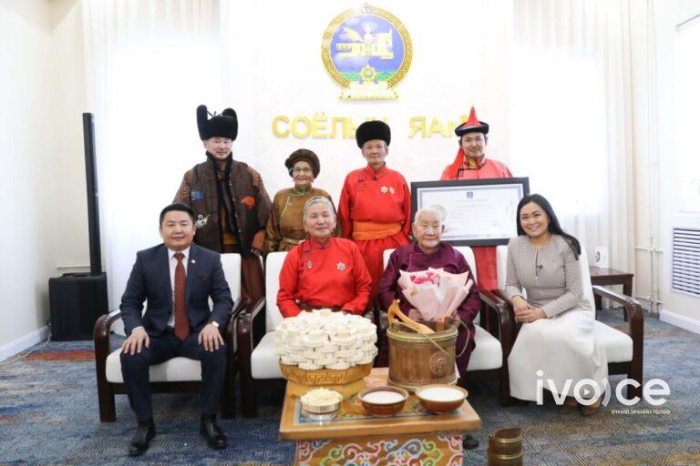 Монгол Улсын Соёлын биет бус өвийн 2021 оны шилдэг өвлөн уламжлагчаар хөхүүр урлаач Д.Гүндэгмаа шалгарлаа