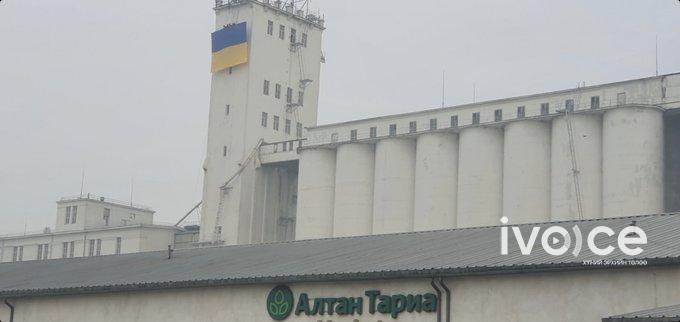 “Алтай тариа үйлдвэр” Украины төрийн далбааг мандуулжээ