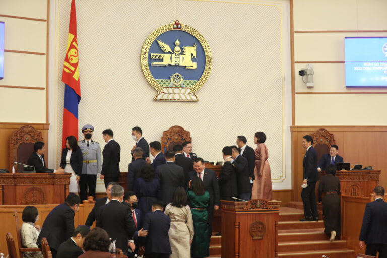 Гурван сая гаруй хүнтэй Монгол Улсад өнөөдөр улс төрийн 36 нам байна
