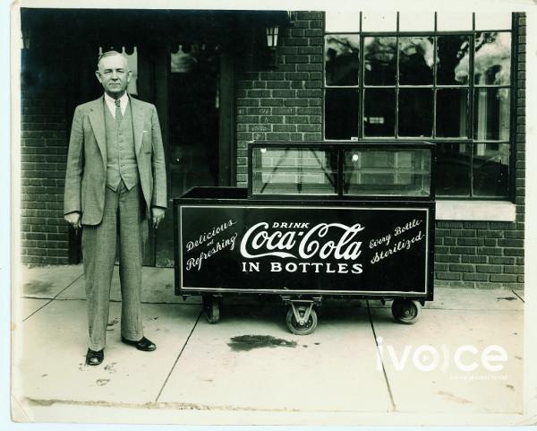 ЭНЭ ӨДӨР: 1886 онд Жон Пембертон “Кока-Кола” ундааг зохион бүтээж, савлаж эхэлжээ