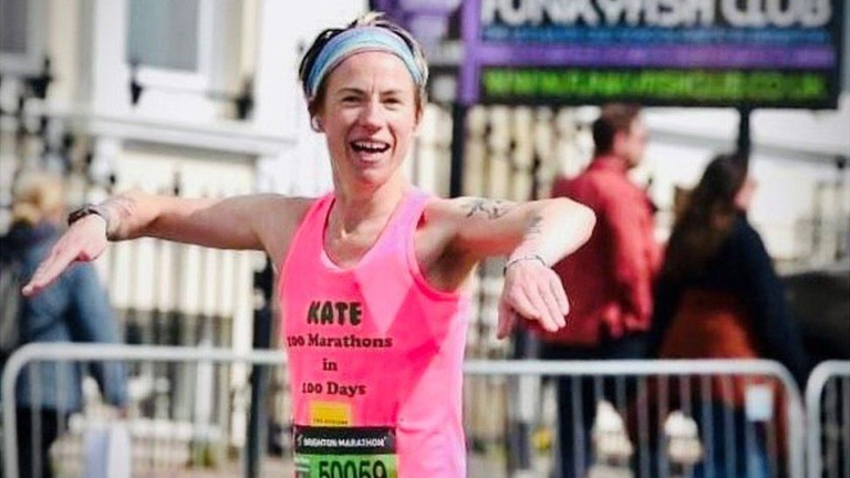 Их Британи эмэгтэй 100 өдөрт 100 марафонд уралдаж рекорд тогтоожээ