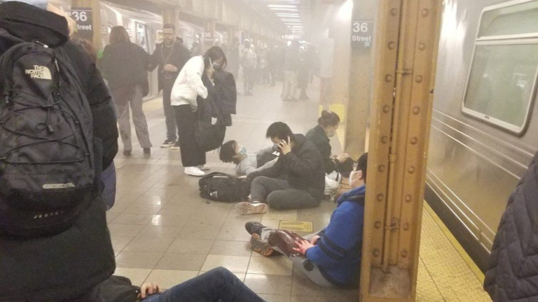 Нью Йорк хотын метронд болсон халдлагын үеэр таван хүн буудуулжээ