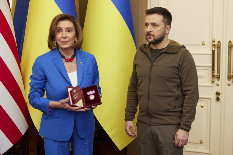 АНУ-ын Төлөөлөгчдийн танхимын дарга Нэнси Пелоси Украинд айлчилжээ