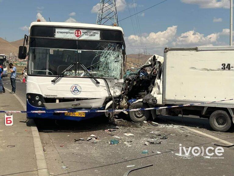 УЛИАСТАЙН ОСОЛ: Автобусанд байсан 11 хүн гэмтэж, ачааны автомашины жолооч амьсгал хураажээ