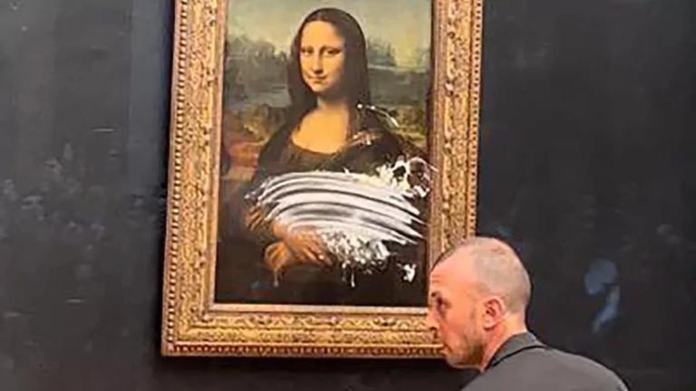 Зүсээ хувиргасан эрэгтэй Мона Лизагийн зураг руу бялуу шидсэн хэрэг гарчээ
