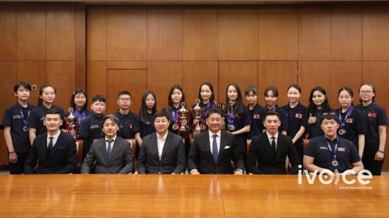 Монгол Улсын Ерөнхийлөгч Ой тогтоолтын дэлхийн аварга болсон тамирчдыг хүлээн авч уулзлаа