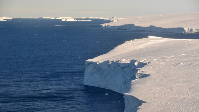 Антарктидын “Мөхлийн мөсөн гол” сүүлийн 5.500 жилүүдээс ч илүү хурдан хайлж байна